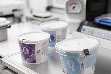 Bedruckte Verpackungsprototypen werden auf Dichtigkeit und Stapelfähigkeit in einer Testumgebung geprüft
